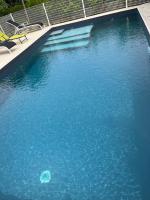 Basen w obiekcie Villa climatisé avec piscine et jacuzzi lub w pobliżu