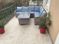 Balkon lub taras w obiekcie Villa climatisé avec piscine et jacuzzi
