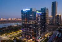 un edificio alto en una ciudad por la noche en Holiday Inn Express Nanchang Riverside by IHG, en Nanchang
