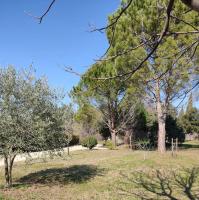 a park with trees and a field of grass at Gite Himaya - Vaison la Romaine in Vaison-la-Romaine