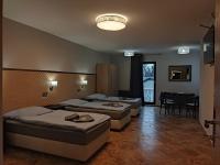 Łóżko lub łóżka w pokoju w obiekcie Hotel Cade