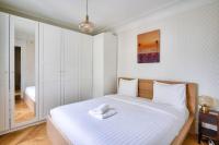 Poste&#x13E; alebo postele v izbe v ubytovan&iacute; Large apartment next to the Jardin du Luxembourg