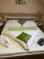 Posteľ alebo postele v izbe v ubytovaní Abszolút Hotel és Panzió