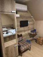 Televízia a/alebo spoločenská miestnosť v ubytovaní Abszolút Hotel és Panzió