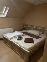 Posteľ alebo postele v izbe v ubytovaní Abszolút Hotel és Panzió