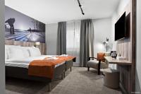 una habitación de hotel con una cama y un escritorio en First Camp Moraparken Hotel, en Mora