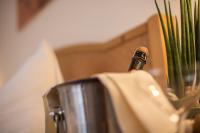 Un primer plano de una maceta junto a una planta. en Hotel Thuinerwaldele, en Vipiteno