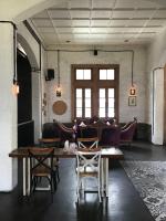 una habitación con una mesa y sillas y un sofá en Bandung Hostel, en Bandung