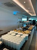 een buffet met witte borden en andere etenswaren bij SALINAS PARK RESORT in Salinópolis