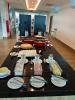 een tafel met eten erop, inclusief borden en bestek bij SALINAS PARK RESORT in Salinópolis