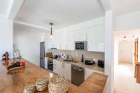 A kitchen or kitchenette at Villa Samui