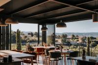 リヴロン・シュル・ドロームにあるGarenneのテーブルと椅子と大きな窓のあるレストラン