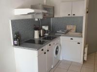 Kuchyňa alebo kuchynka v ubytovaní Studio cosy avec jardinet, parking privatif et WiFi gratuit - Proche Thermes et Étang de Thau - FR-1-503-148