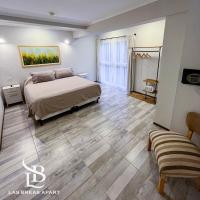 Un dormitorio con una cama y suelo de madera. en Las Breas Apart, en San Juan