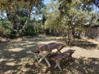 Ogród w obiekcie Maison de caractère dans Luberon avec piscine