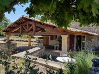 Ogród w obiekcie Maison de caractère dans Luberon avec piscine