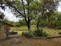 Ogród w obiekcie Maison de caractère dans Luberon avec piscine