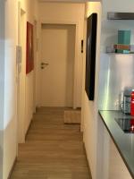 a hallway leading into a kitchen with a door at Ferienwohnung Fischerweg in Bodensdorf