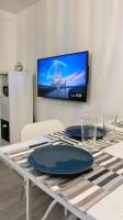 Televízia a/alebo spoločenská miestnosť v ubytovaní Le Cosyland - Studio Disneyland - Wifi