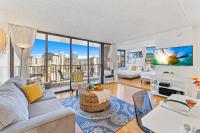 ホノルルにあるOcean View, Walk to Waikiki Beach, Wi-Fi &amp; Parkingのソファとテレビのあるリビングルーム