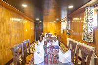 een eetkamer met een tafel en stoelen in een kamer met houten wanden bij Gulmarg Ski Hill Resort in Gulmarg