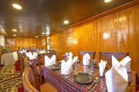 een eetkamer met een tafel en stoelen en houten wanden bij Gulmarg Ski Hill Resort in Gulmarg