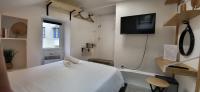 Telewizja i/lub zestaw kina domowego w obiekcie Chambre - Bed & Breakfast - Plage 50m - Résidence