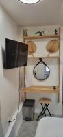 Telewizja i/lub zestaw kina domowego w obiekcie Chambre - Bed & Breakfast - Plage 50m - Résidence