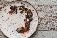 Billnäsin ruukki في Billnäs: لوحة من الطعام على طاولة خشبية