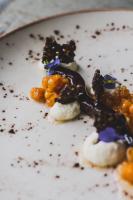 Billnäsin ruukki في Billnäs: طبق ابيض عليه بعض الاكل