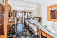 Postel nebo postele na pokoji v ubytování Karona Resort & Spa - SHA Extra Plus