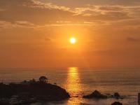 una puesta de sol sobre el océano con el sol en el cielo en ALTEA HOTEL - San Bartolo, en San Bartolo