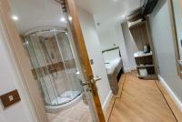 Un baño con ducha y puerta de cristal. en The Podworks Hotel, en Liverpool