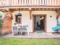 Patio lub wspólna przestrzeń na świeżym powietrzu w obiekcie Bel appart 4* avec jardin privé, à 350m de la Flégère, WIFI, PARKING - FR-1-343-213
