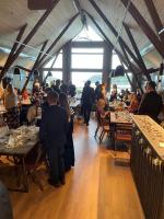 SundsvollBase Camp Vega的一群人坐在餐厅的桌子旁