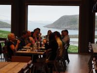 SundsvollBase Camp Vega的一群人坐在餐厅的一张桌子旁