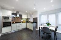 London Nino Apartmentsにあるキッチンまたは簡易キッチン