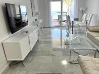 Televízia a/alebo spoločenská miestnosť v ubytovaní MI CAPRICHO 172 Beachfront Apartment
