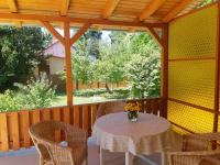 Ogród w obiekcie Schieszl Apartments Zamárdi 4
