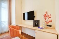Televízia a/alebo spoločenská miestnosť v ubytovaní Chic Apartment - 1BR-4P - Facing the Louvre