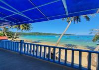 Una vista de la playa desde el balcón de un resort. en Perhentian Bay Chalet, en Islas Perhentian
