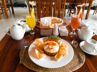 Una mesa con un plato de comida sobre una mesa. en THE LAVIANA HOTEL, en Lovina