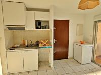 Kuchyňa alebo kuchynka v ubytovaní Appartement 2 pièces avec piscine, parking, proche commerces - Marseillan - FR-1-387-188