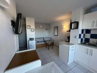 Kuchyňa alebo kuchynka v ubytovaní Appartement 2 pièces avec piscine et parking, à 300m de la plage, animaux acceptés - Agde RICHELIEU - FR-1-702-32