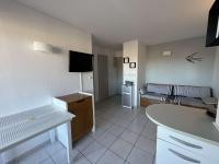 Televízia a/alebo spoločenská miestnosť v ubytovaní Appartement 2 pièces avec piscine et parking, à 300m de la plage, animaux acceptés - Agde RICHELIEU - FR-1-702-32