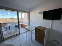 Televízia a/alebo spoločenská miestnosť v ubytovaní Appartement 2 pièces avec piscine et parking, à 300m de la plage, animaux acceptés - Agde RICHELIEU - FR-1-702-32