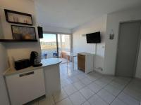 Kuchyňa alebo kuchynka v ubytovaní Appartement 2 pièces avec piscine et parking, à 300m de la plage, animaux acceptés - Agde RICHELIEU - FR-1-702-32