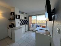 Kuchyňa alebo kuchynka v ubytovaní Appartement 2 pièces avec piscine et parking, à 300m de la plage, animaux acceptés - Agde RICHELIEU - FR-1-702-32