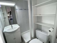 Kúpeľňa v ubytovaní Appartement 2 pièces avec piscine et parking, à 300m de la plage, animaux acceptés - Agde RICHELIEU - FR-1-702-32