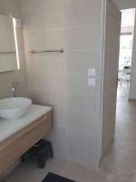 Łazienka w obiekcie Studio neuf atypique centre ville Palavas vue mer
